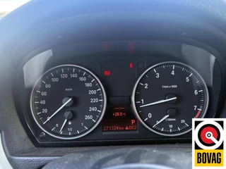 BMW 3 Series 2010 - Touring 320i High Executive auto loop op 3 cilinder. image 23
