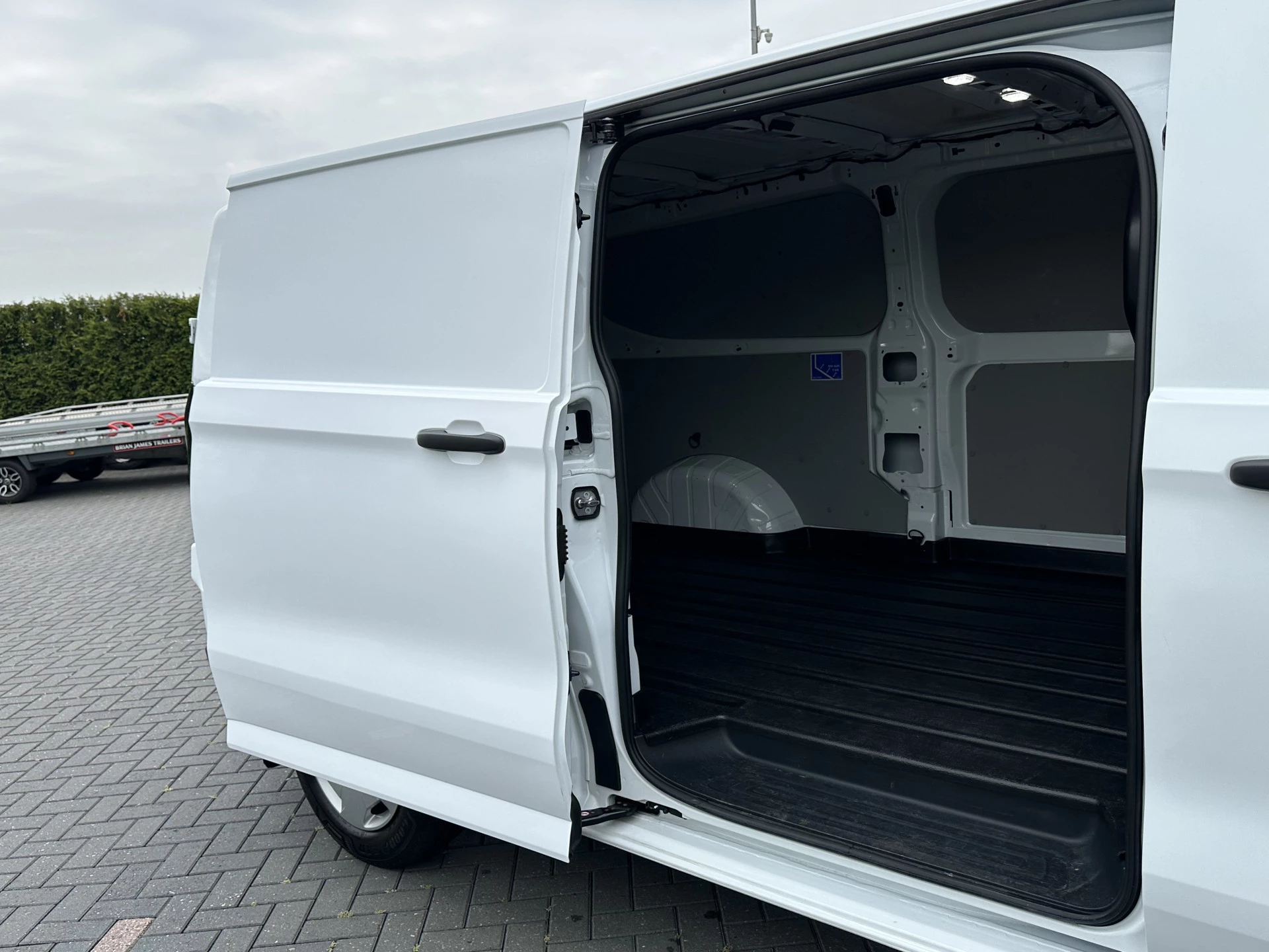Ford Transit Custom 2024 - 2.0 TDCI 136 PK TREND / L2H1 / 2.740 KG AHG / CAMERA / CRUISE / 3 ZITS / AIRCO / CARPLAY imagen 8