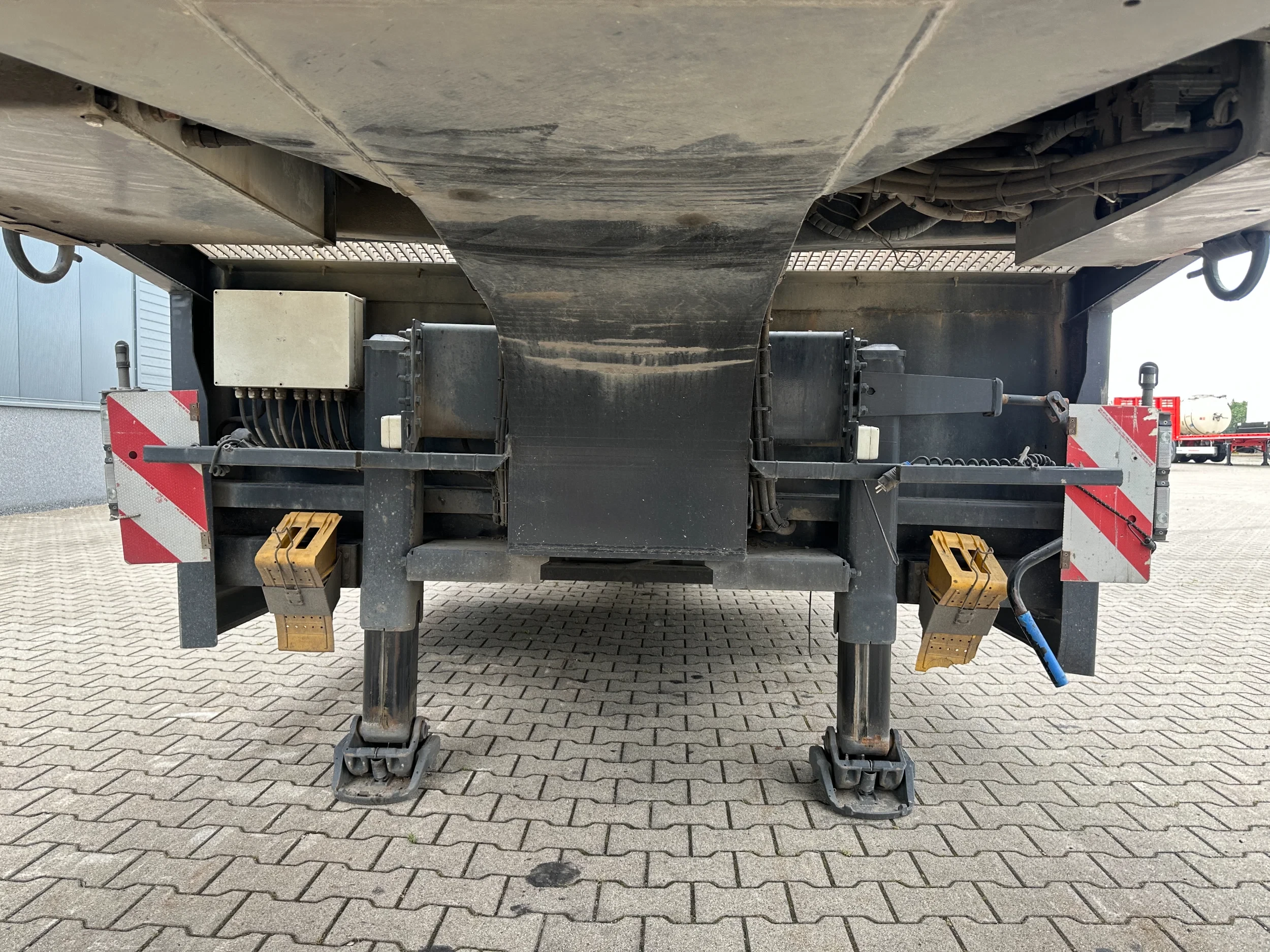 Broshuis 2017 - 3ABSD Lowloader 3-axle / GVW: 59.000kg / Neck: 23.000kg / hydraulic steering + ramps + loading table / 4.60m extendable / winch / liftaxle zdjęcie 18