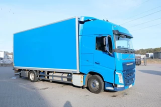 Volvo FH 2015 - 13.420 Globetrotter XL 4x2 - Box - Loadlift - 5.60 WB - Full air te koop