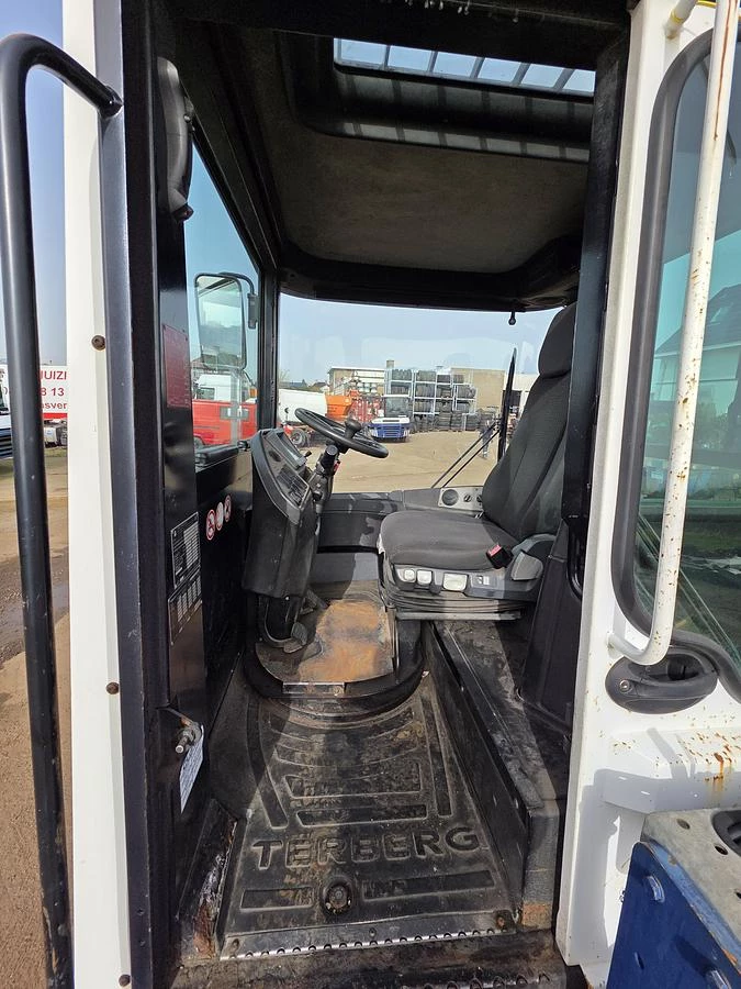 Terberg RT283 | TERMINAL TRACTOR 4X4| TURNING CHAIR. | AUTOMATIC GEAR | 27315 HOURS | hydraulic system| 2012 obrázek 10