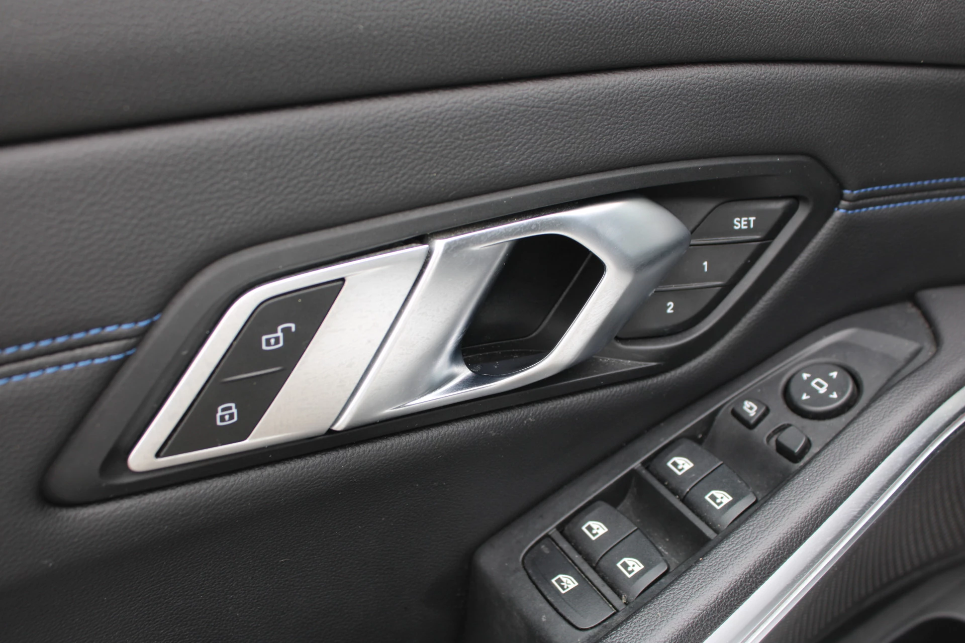 BMW 3 Series 2022 - Touring 330e High Executive M-SPORT SHADOW PANORAMADAK MEMORY 360-CAMERA KEY-LESS CARPLAY TREKHAAK obrázek 21