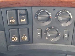 Volvo FH 2013 - 13.460 Globetrotter XL 6x2 - Box with side doors - Loadlift + Kelberg trailer 2012 with loadlift afbeelding 54