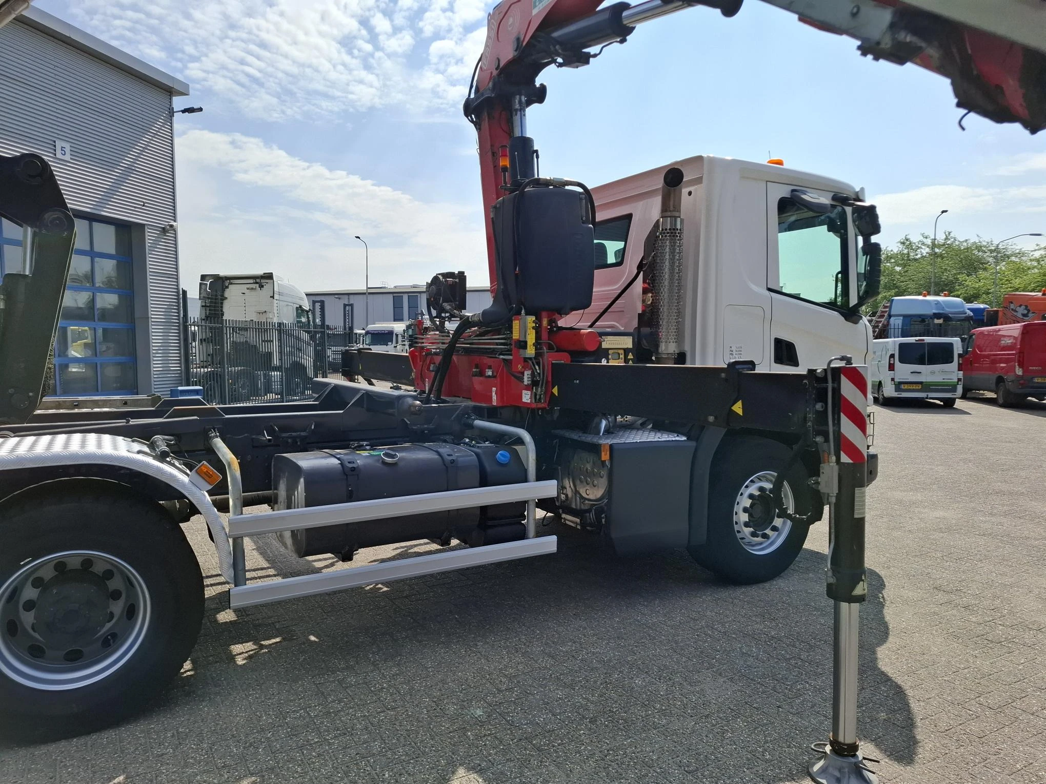 Scania P - NGS XT P410 / 6X4 / RETARDER / ONLY:192584 KM / BIG AXLE / FASSI F215A / REMOTE / ROTATOR / 2SIDE TIPPER / FULL-STEEL / DRUM BRAKES / TUV:01-03-2027 / EURO-6 / 2018 afbeelding 27