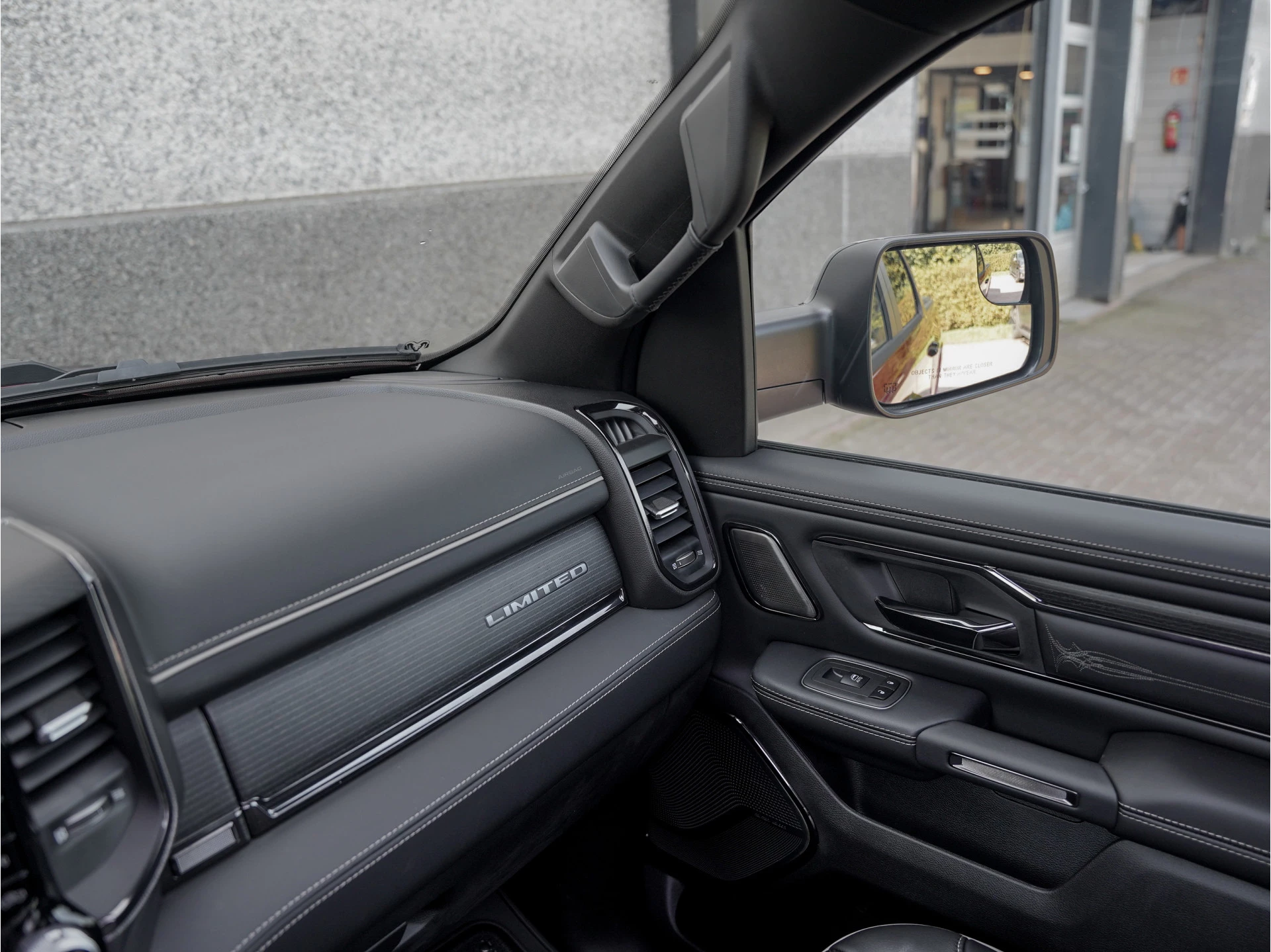 Dodge Ram 1500 2024 - 5.7 V8 4x4 Crew Cab Limited Night image 57
