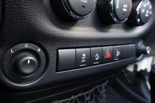 Jeep Wrangler 2010 - 3.8i V6 Aut. Sahara 4 drs JK 4x4 / LED / SOFTTOP zdjecie 30