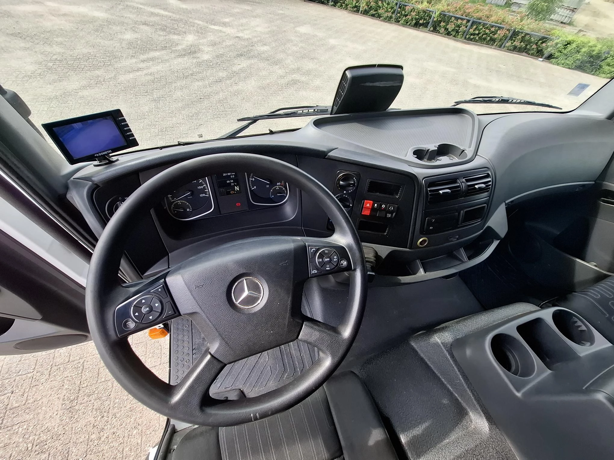 Mercedes-Benz Atego 2020 - 1523 / THERMOKING T560R / 201691 KM / LAMBERET ISOLATED COOLBOX 7MTR / PLATFORM 1500KG / TUV:06-11-2026 / TOP CONDITION / AUTOMATIC / EURO-6 / 2020 obrázek 20