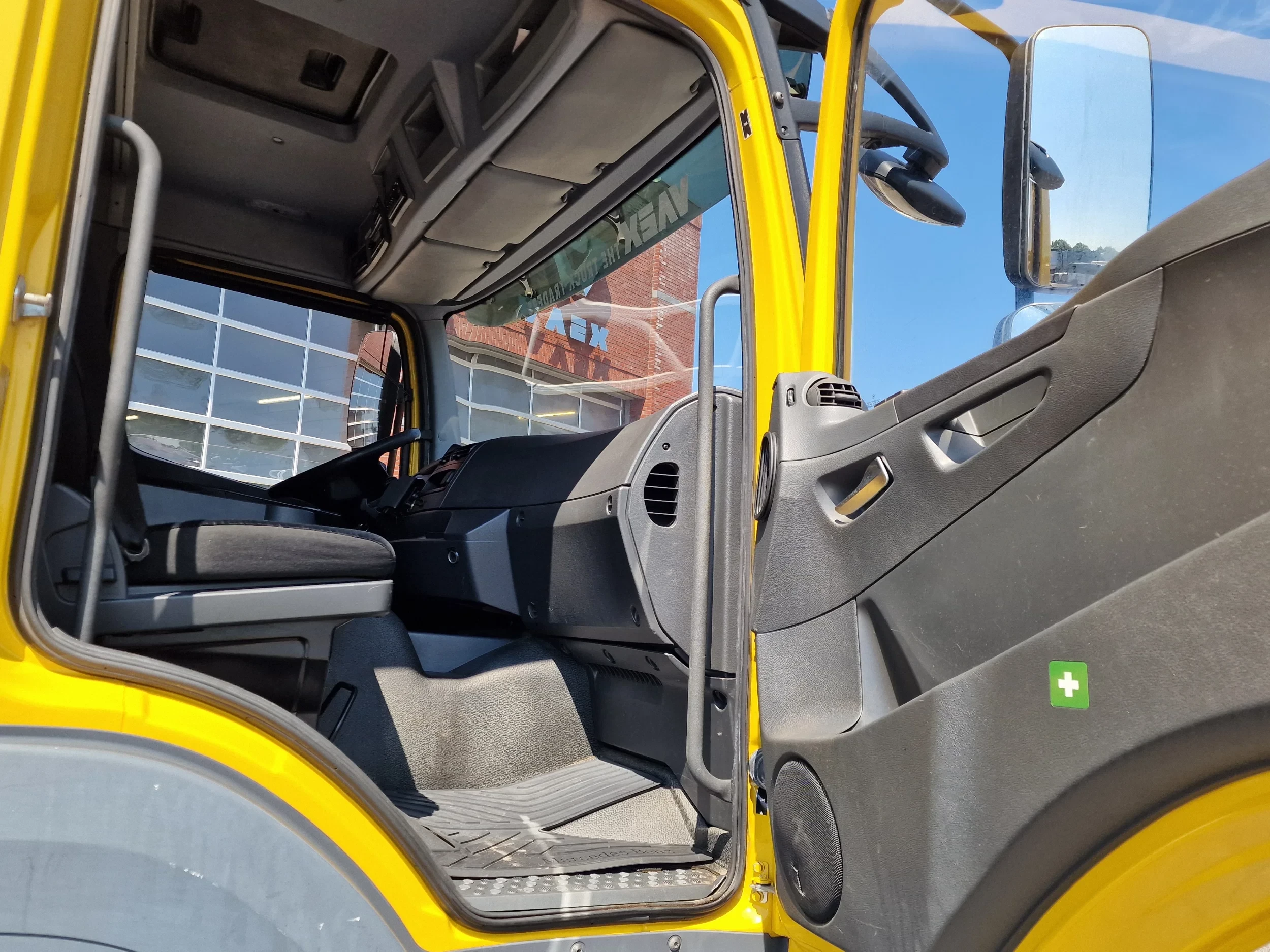 Mercedes-Benz Atego 2013 - 1223 4x2 Box with sidedoors - Loadlift - Euro 6 - Low KM - Automatic gearbox image 28