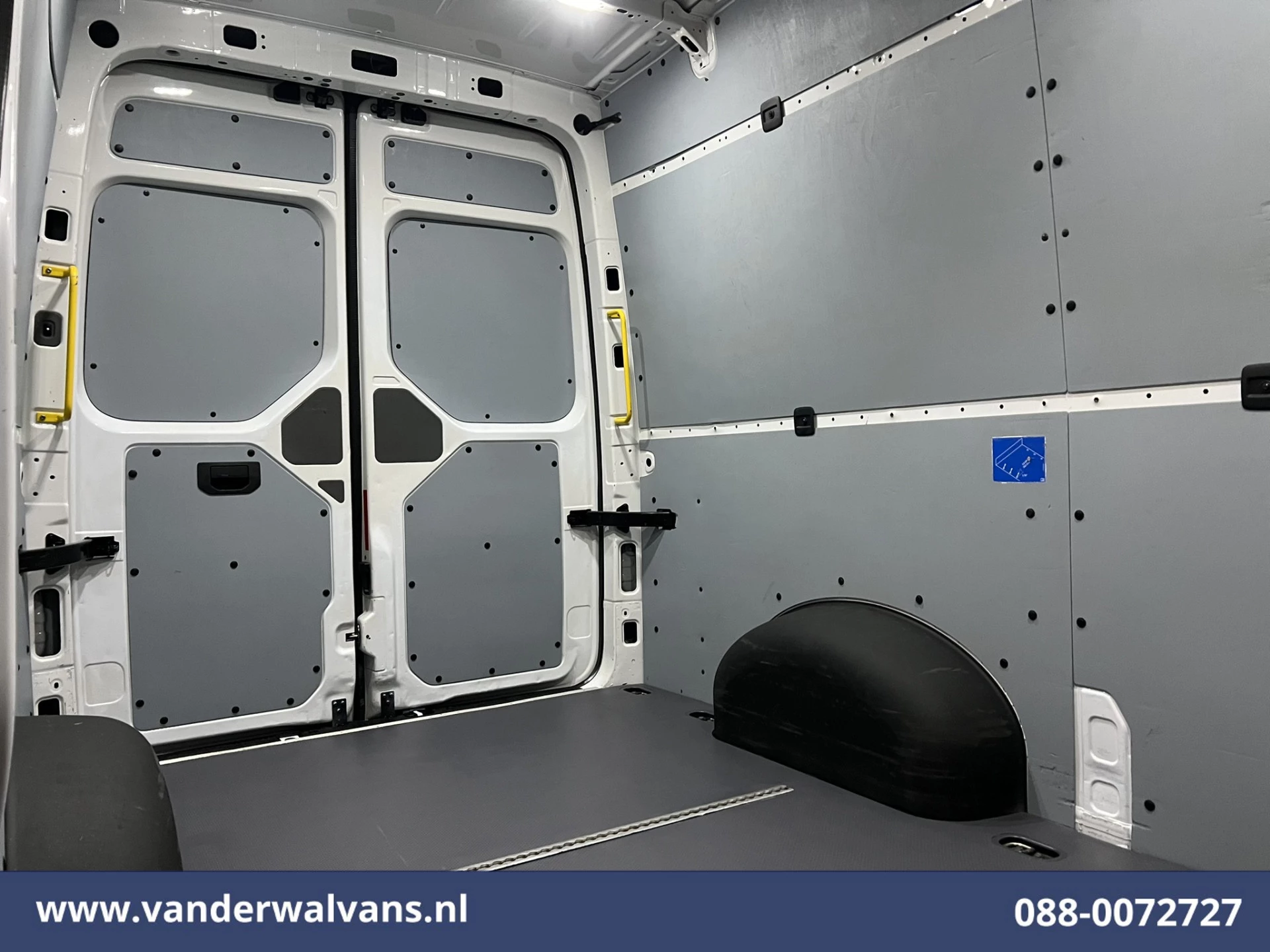 Volkswagen Crafter 2019 - 2.0 TDI 140 pk L3H3 L2H2 Euro6 Airco | Camera | Navigatie | Apple Carplay | Massagestoel image 12