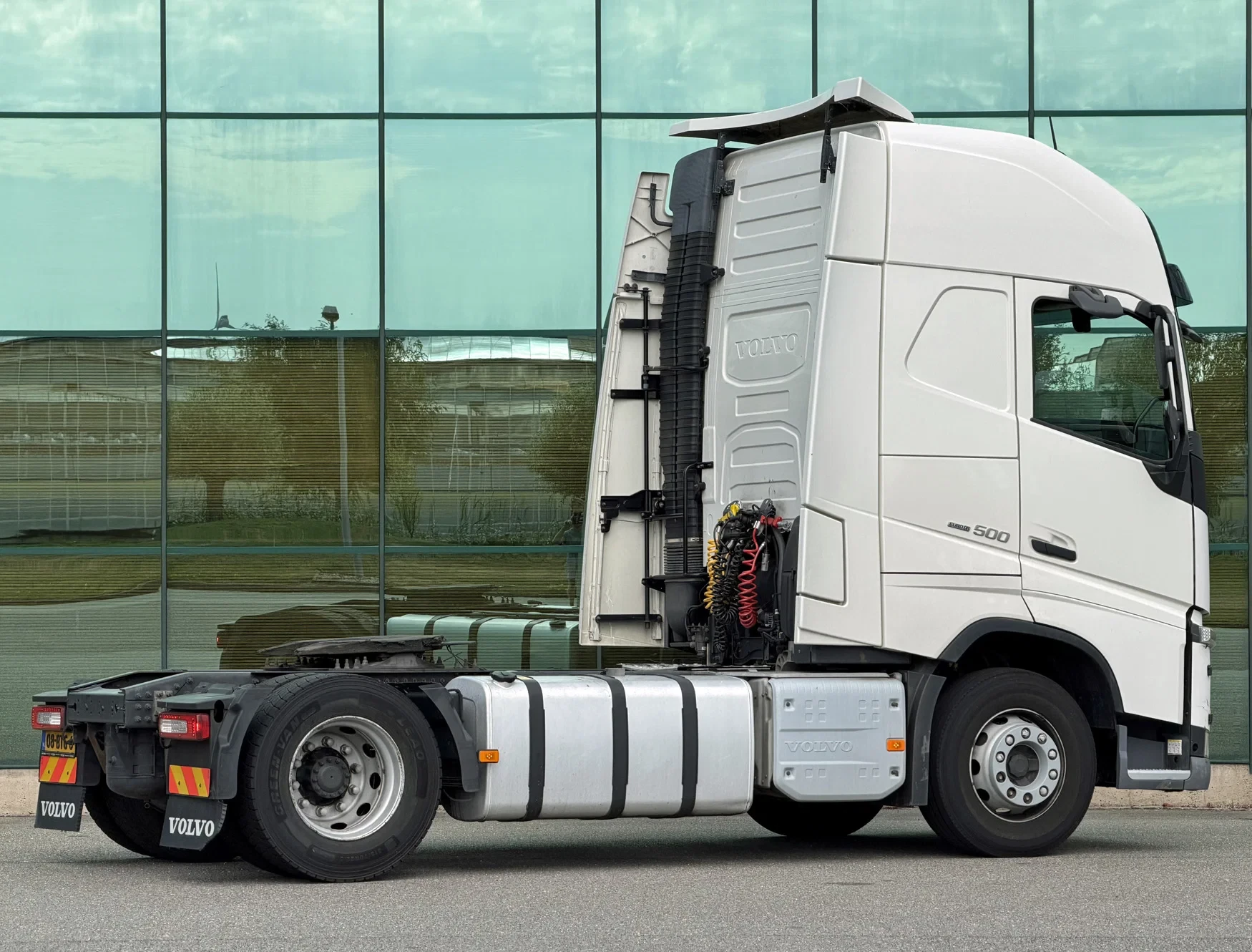 Volvo FH 2018 - 13.500 EURO 6 ONLY 712.000 KM 2X TANKS DAMAGED ON LEFT SIDE HOLLAND-TRUCK afbeelding 4