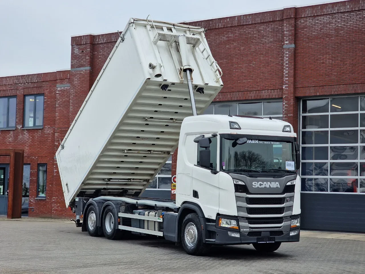 Scania R 2017 - R500 NGS 6x2 - Food tipper 4 compartments - Loadlift - Compressor - Retarder - Full air afbeelding 1