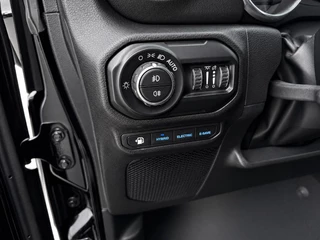 Jeep Wrangler 2022 - Unlimited 4xe plug-in 380 Sahara obrazek 33