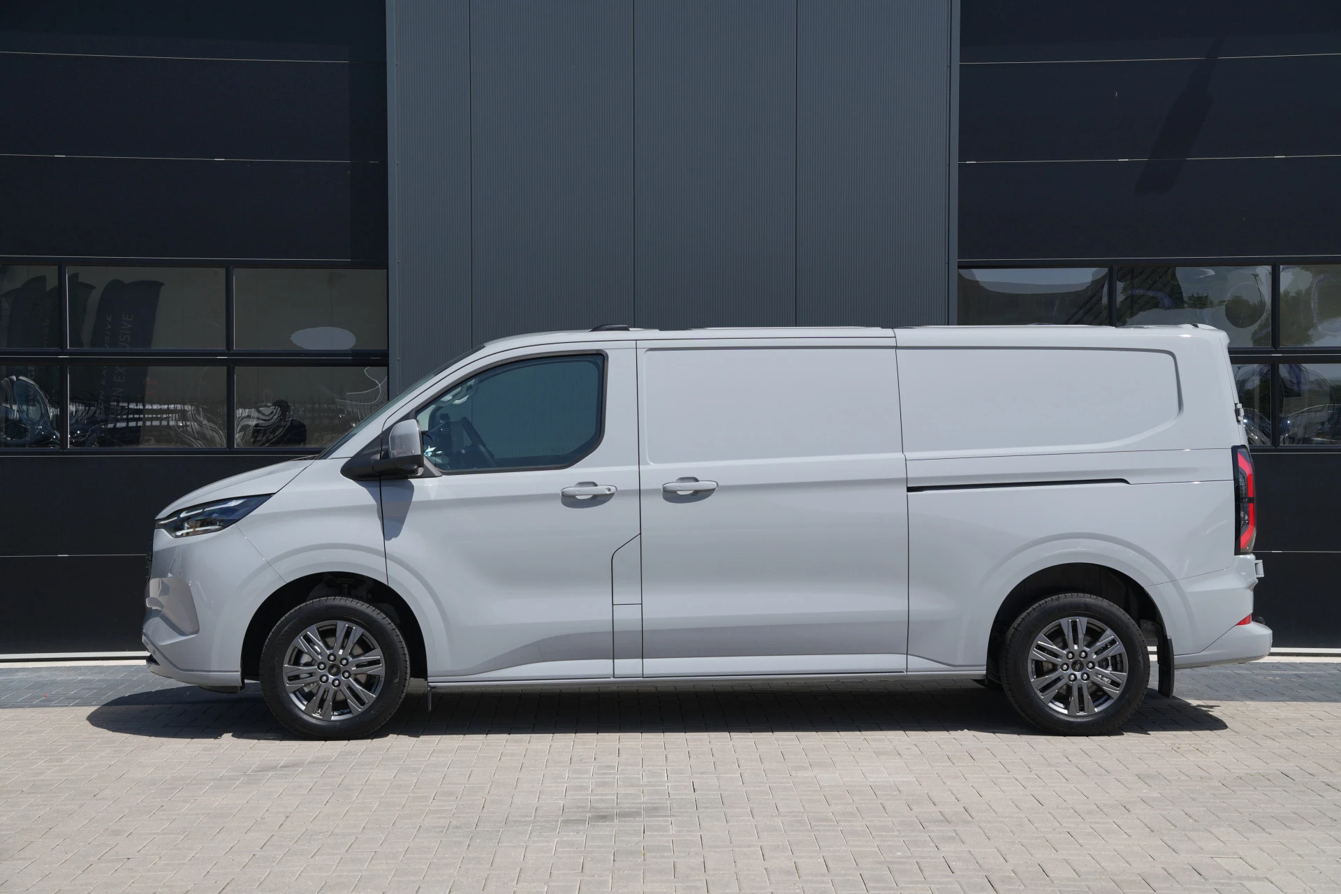 Ford E-Transit Custom 2026 - 340 L2H1 Limited 71 kWh 218pk - 2x Schuifdeur - AGR Bestuurdersstoel - Trekhaak - ACC - B&O - Navi - Stoel/Stuurverwarming - 360 Camera - Blindspot - Rijklaar obrázek 10