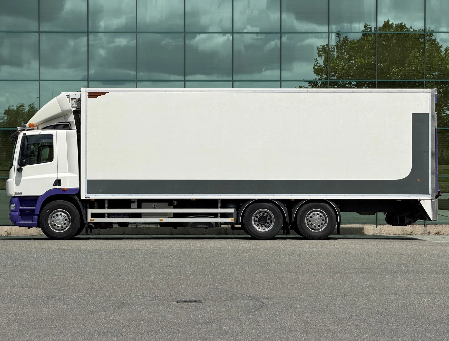 DAF CF 85.360 2011 - FAN EURO 5 AIRCO HEIWO ISOLATED BOX DHOLLANDIA 3000 KG. TAIL LIFT HOLLAND-TRUCK afbeelding 2
