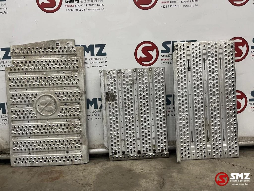Mercedes-Benz 2012 - Occ set bordesplaten + afdekplaat catalysator Merc afbeelding 1