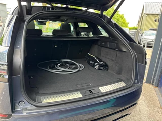 Land Rover Range Rover Velar 2024 - 2.0 P400e R-Dynamic HSE image 22