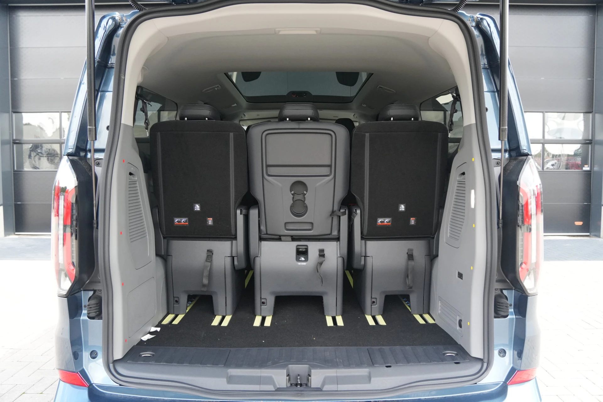 Ford Tourneo Custom 2026 - 340 2.5 PHEV L2H1 Titanium X 232pk | ACC | Pano | B&O | Elek. schuifdeuren | 360 camera | Elek-Trekhaak | Prijs excl. BTW | Rijklaar obrázek 12