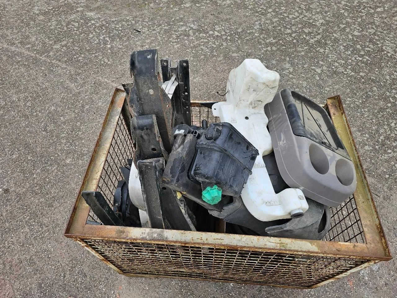 MAN Box with truck parts obrázek 4