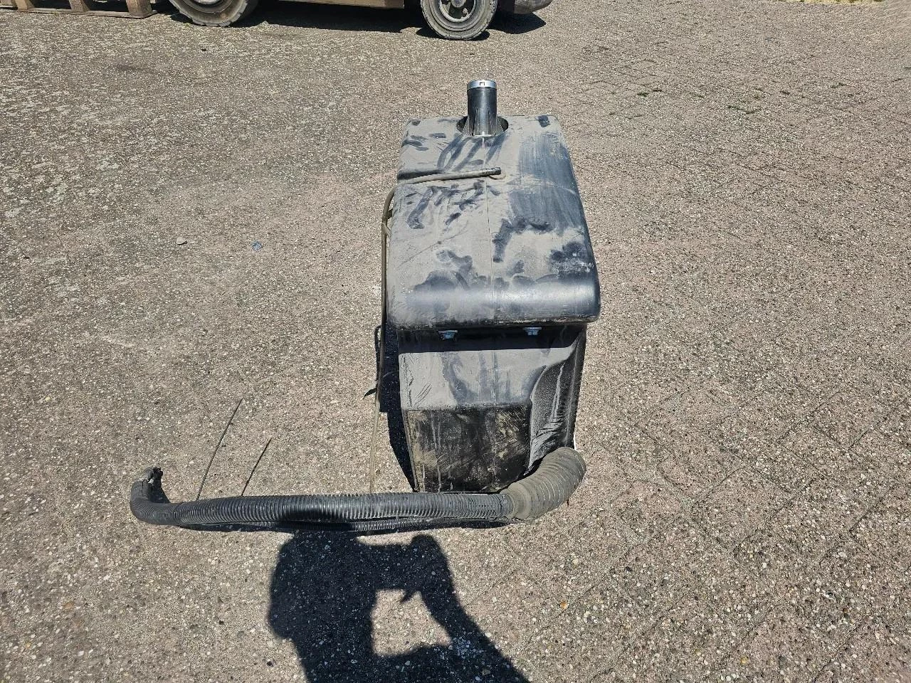 MAN Adblue tank image 4