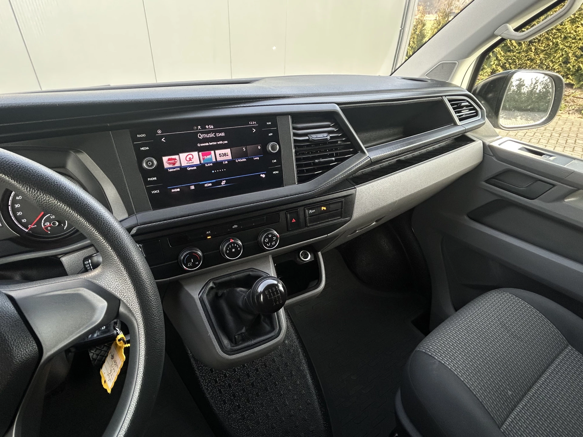 Volkswagen Transporter 2020 - 2.0 TDI 150 PK 4-MOTION 6.1 / L2H1 / 1e EIG. / 4x4 / TREKHAAK / ACHTERKLEP / INRICHTING / AIRCO / CRUISE / NAVI / APPLE CARPLAY zdjęcie 14