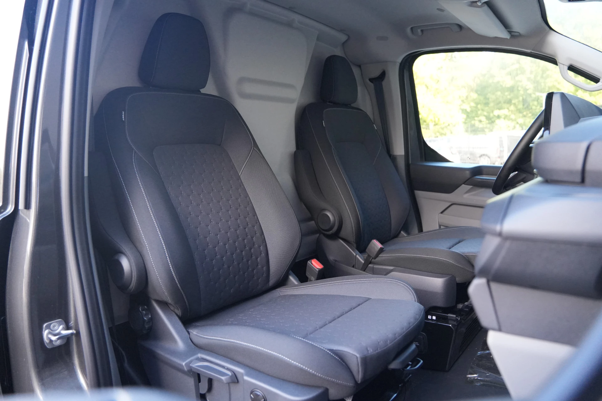 Ford Transit Custom 2025 - 320 2.0 TDCI L2H1 Limited 170pk - 1+1 Stoelopstelling - 2x Schuifdeur - Adaptive Cruise - Verwarmd stuur - Blind spot - Navigatie - Camera - Draadloos laden - Rijklaar imagen 40