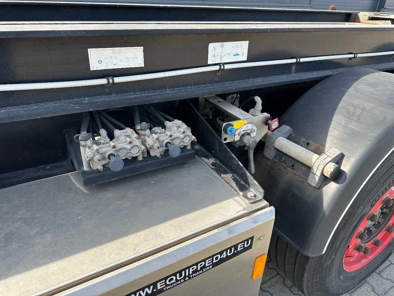 Van Hool 2003 - 20FT Tipping-chassis (20 degrees tipping angle, 24V operated) / ADR (EX/II, EX/III, FL, AT) / SAF discbrakes / 2 liftaxles / NL-chassis imagem 17