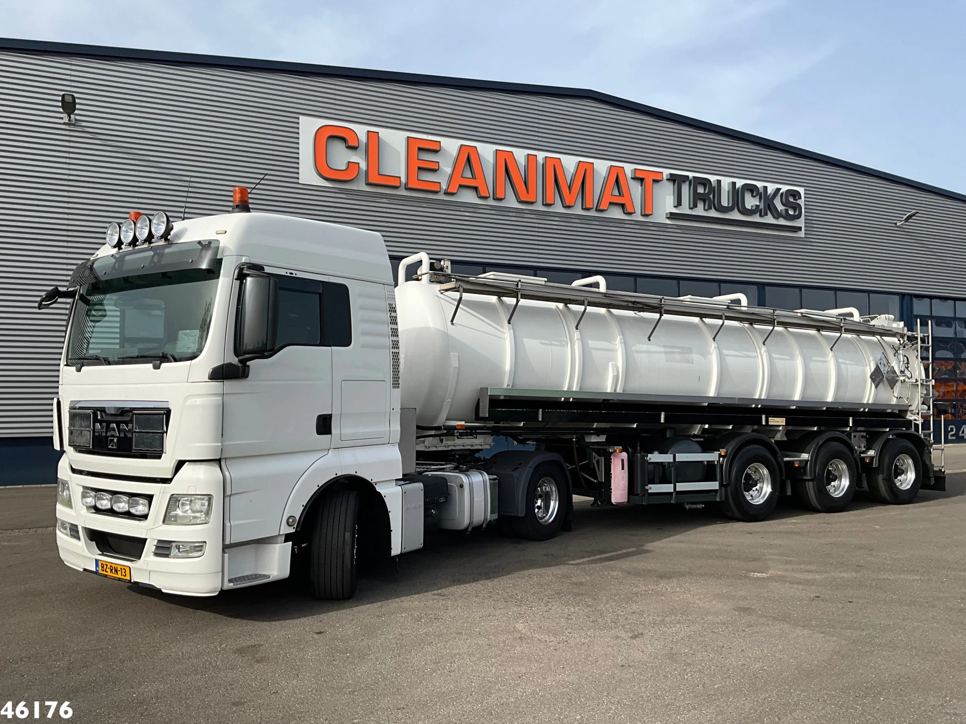 MAN TGX 2012 - 18.400 ADR trekker + Burg met Bekker LaGram Vacuüm ADR opbouw 30m³ image 1