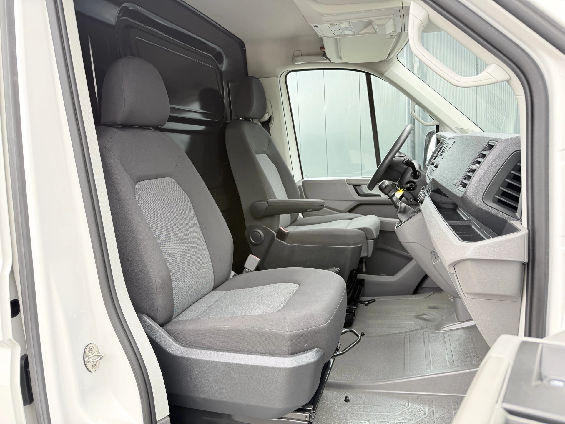 Volkswagen Crafter 2019 - 2.0 TDI 141 PK / L3H3 / 1e EIGENAAR / ZEER NETJES !! / AIRCO / CRUISE / ERGO GEVEERDE STOEL Bild 6