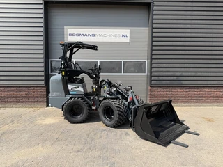 Giant G1500L X-TRA minishovel NIEUW giekvering €625 LEASE 2026 afbeelding 1 miniatuur