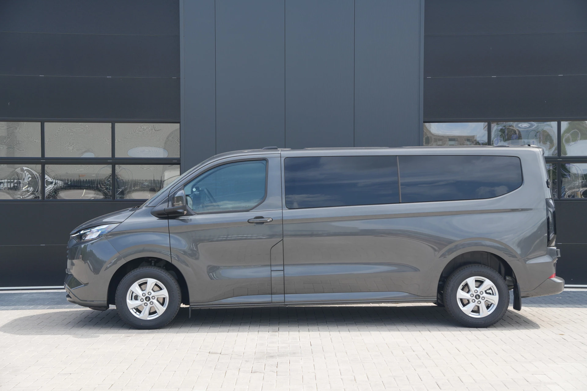 Ford Transit Custom 2026 - 340 2.5 PHEV L2H1 Limited 232pk 9 Zits - Keyless - ACC - Blindspot - Camera - Carplay - Navi - Prijs excl. BTW - Rijklaar afbeelding 8