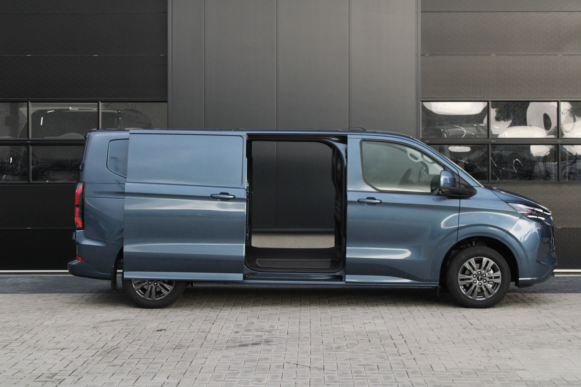 Ford E-Transit Custom 2025 - 340 L2H1 Limited 65 kWh 218pk - 2x Schuif - LED - 360 Camera - B&O - ACC - Navi - Stoel/Stuurverwarming - Rijklaar afbeelding 6