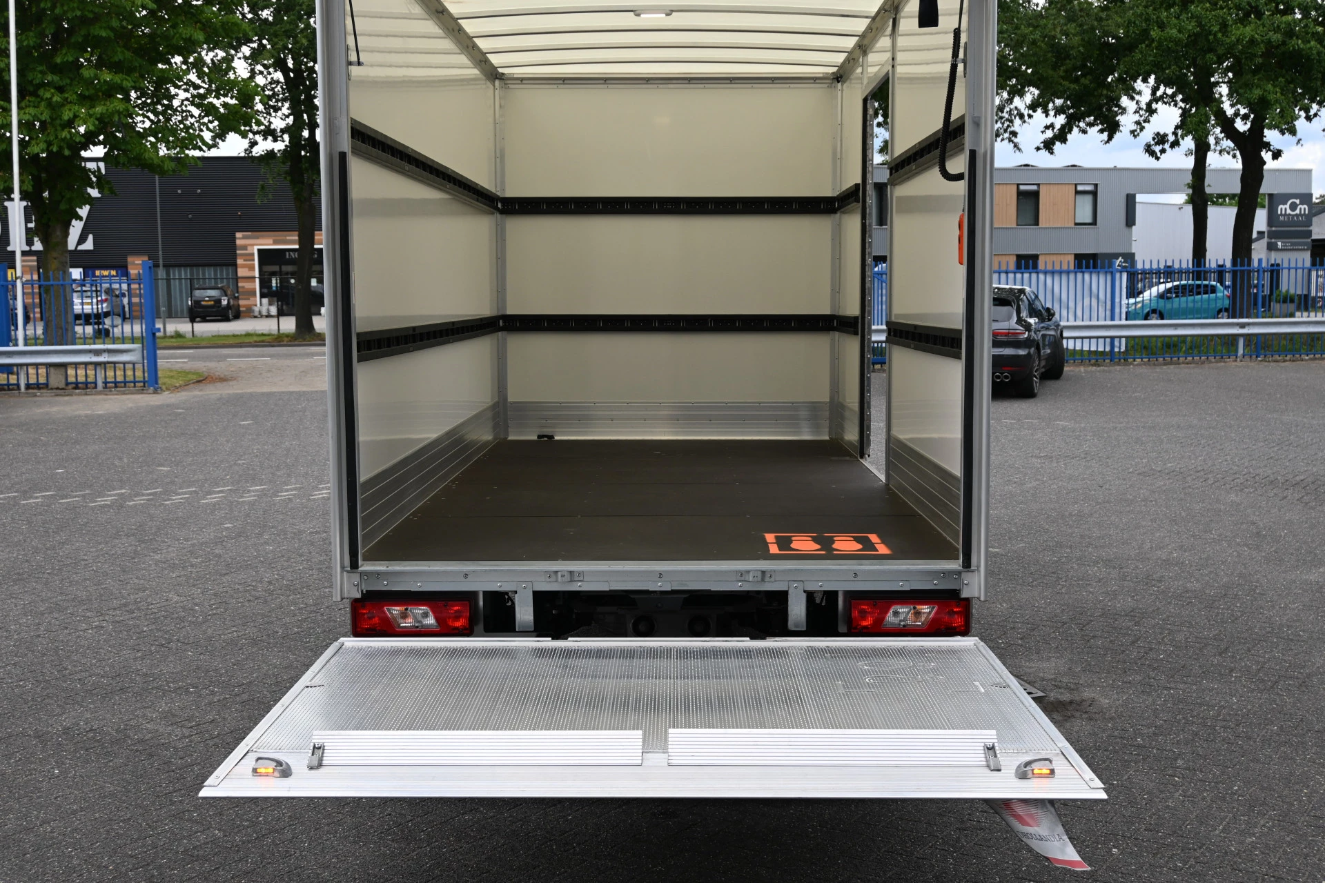 Ford E-Transit 2025 - 68kWh 390L Trend Bakwagen met Dhollandia laadklep imagem 12