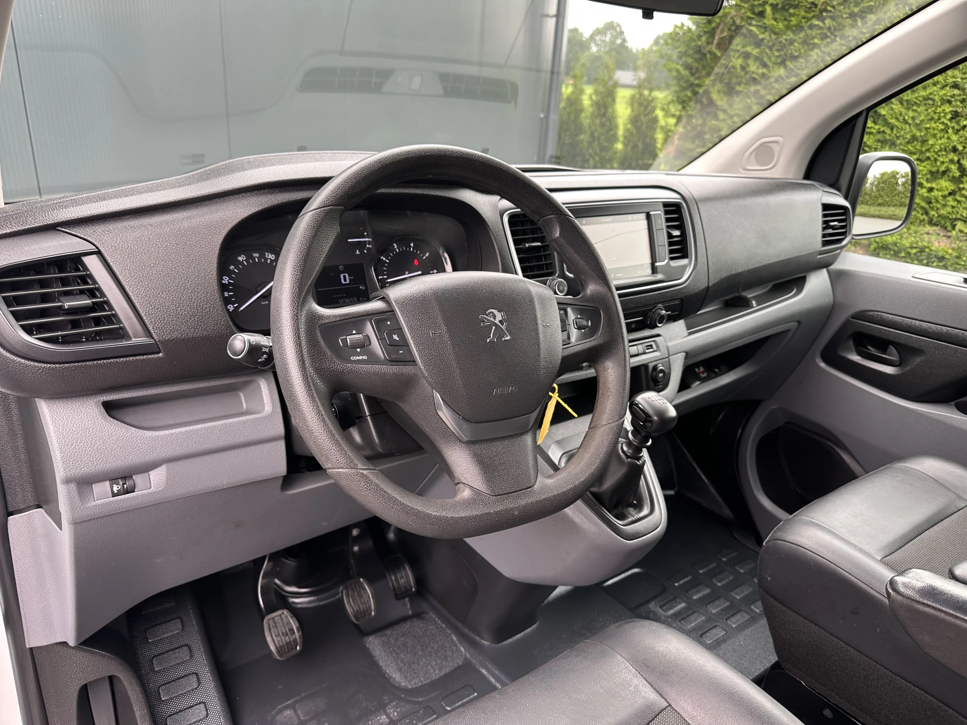 Peugeot Expert 2021 - 2.0 BlueHDI 123 PK / L2H1 / 1e EIG. / IMPERIAAL / TREKHAAK / AIRCO / CRUISE / CARPLAY afbeelding 7