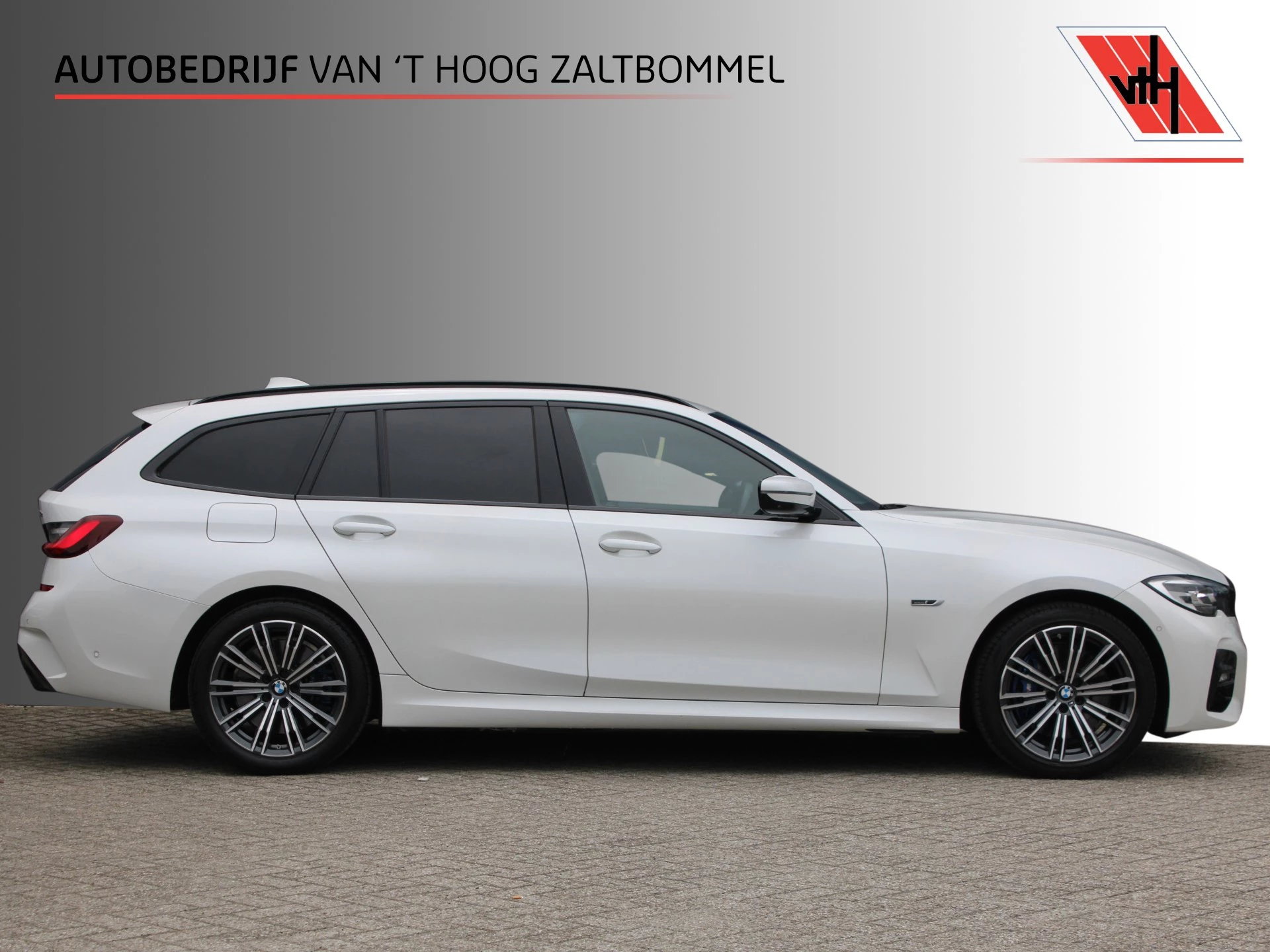 BMW 3 Series 2022 - Touring 330e High Executive M-SPORT SHADOW PANORAMADAK MEMORY 360-CAMERA KEY-LESS CARPLAY TREKHAAK obrázek 1