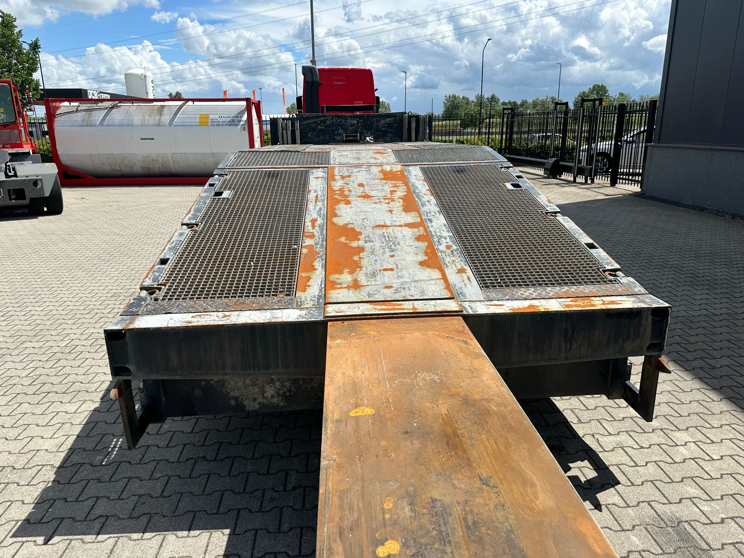 Broshuis 2015 - 3ABSD Lowloader 3-axle / GVW: 53.000kg / Neck: 23.000kg / hydraulic steering + ramps + loading table / 4.60m extendable / winch / liftaxle afbeelding 41
