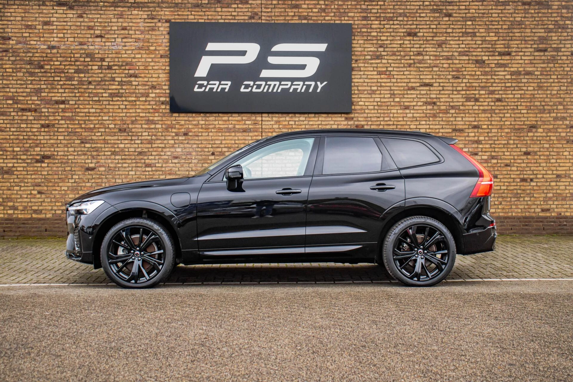 Volvo XC60 2024 - 2.0 T6 Plug-in hyb.AWD Ultra Dark, BTW, Pano, H&K obrázek 3