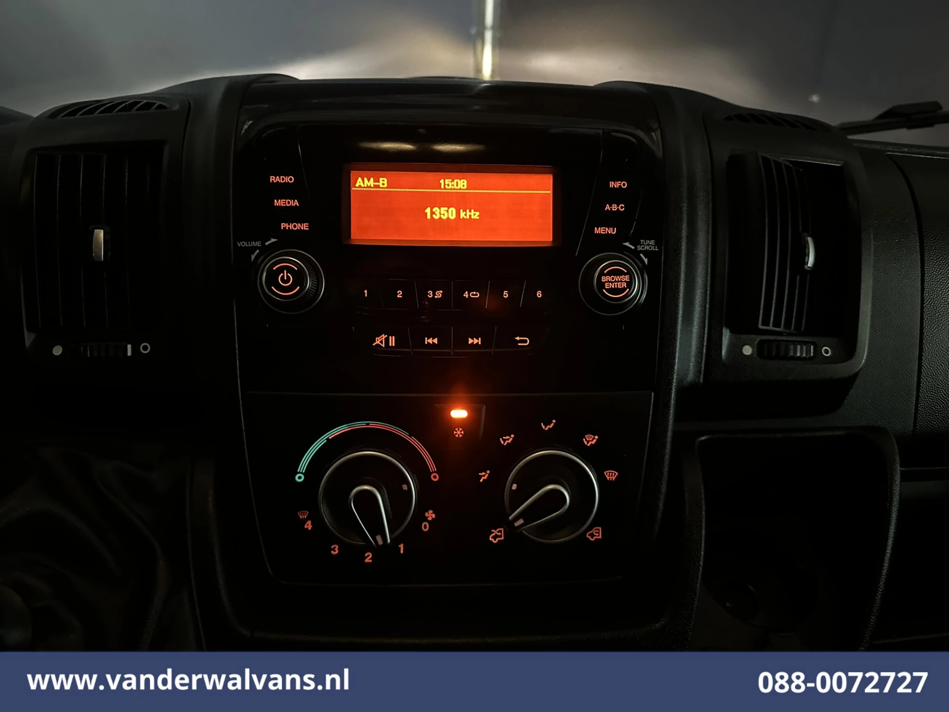 Peugeot Boxer 2022 - 2.2 BlueHDi 141pk Bakwagen 436cm Lang Laadklep Euro6 Airco | Cruisecontrol | 1055kg laadvermogen image 16