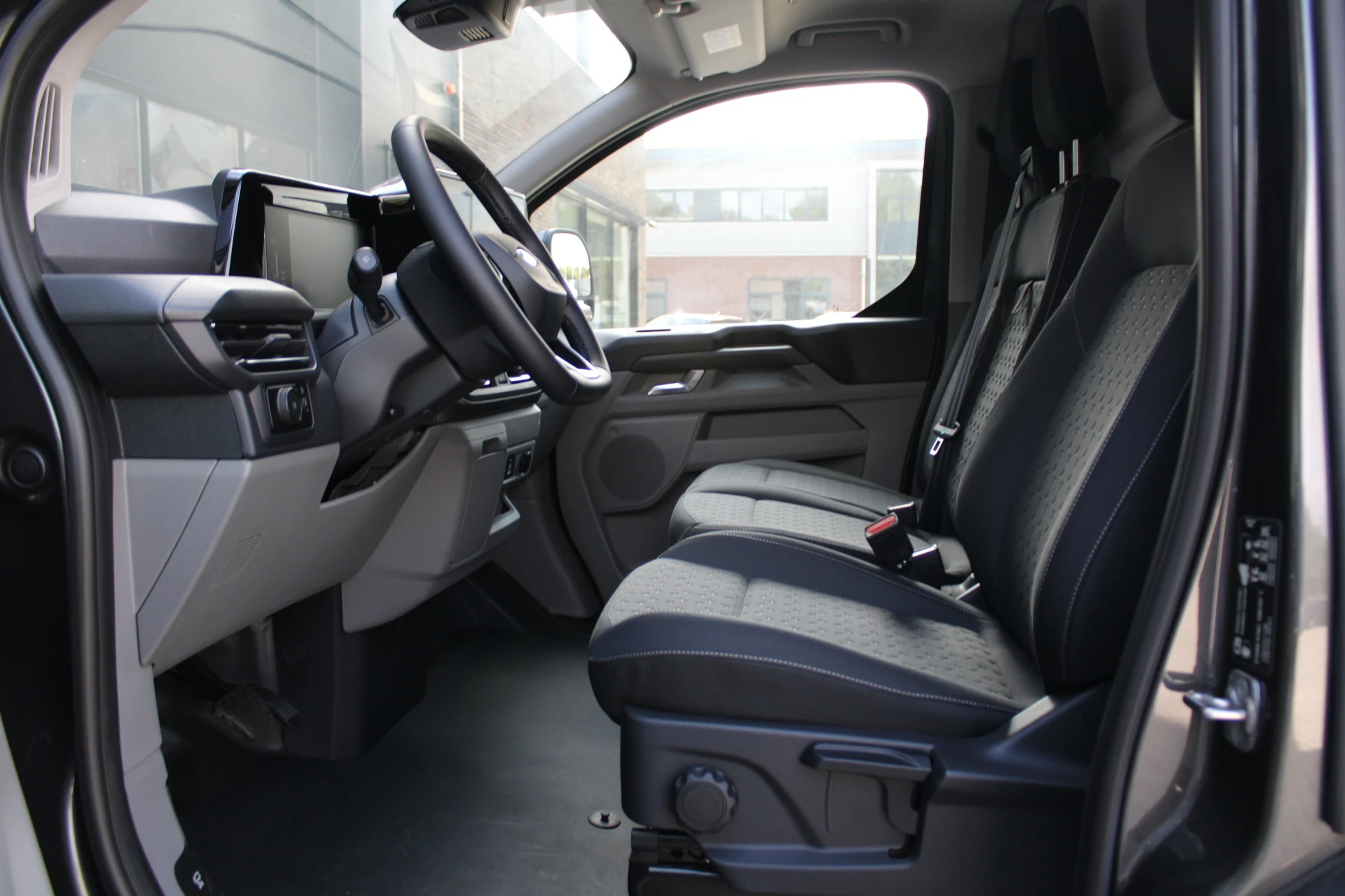 Ford Transit Custom 2025 - 320 2.0 TDCI L2H1 Limited 170pk - Adaptive Cruise - Stuurwiel verwarmd - Draadloos laden - Blind spot - Navigatie - Camera - Rijklaar zdjęcie 17
