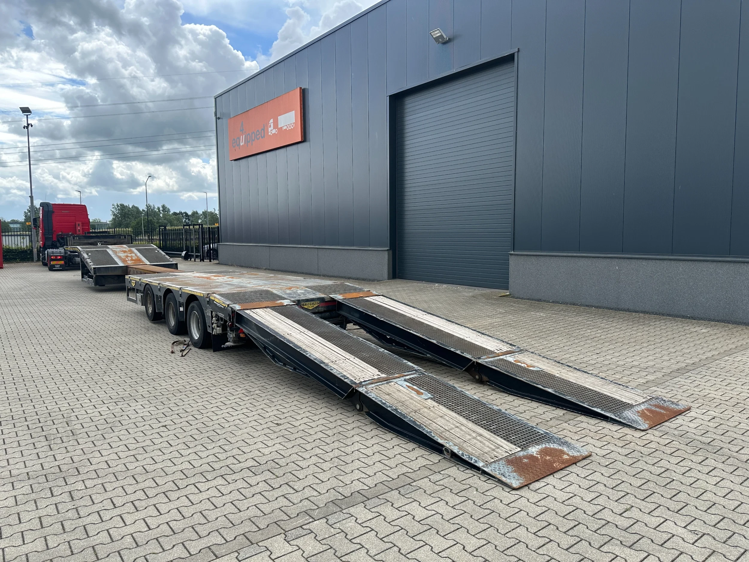 Broshuis 2017 - 3ABSD Lowloader 3-axle / GVW: 59.000kg / Neck: 23.000kg / hydraulic steering + ramps + loading table / 4.60m extendable / winch / liftaxle afbeelding 6
