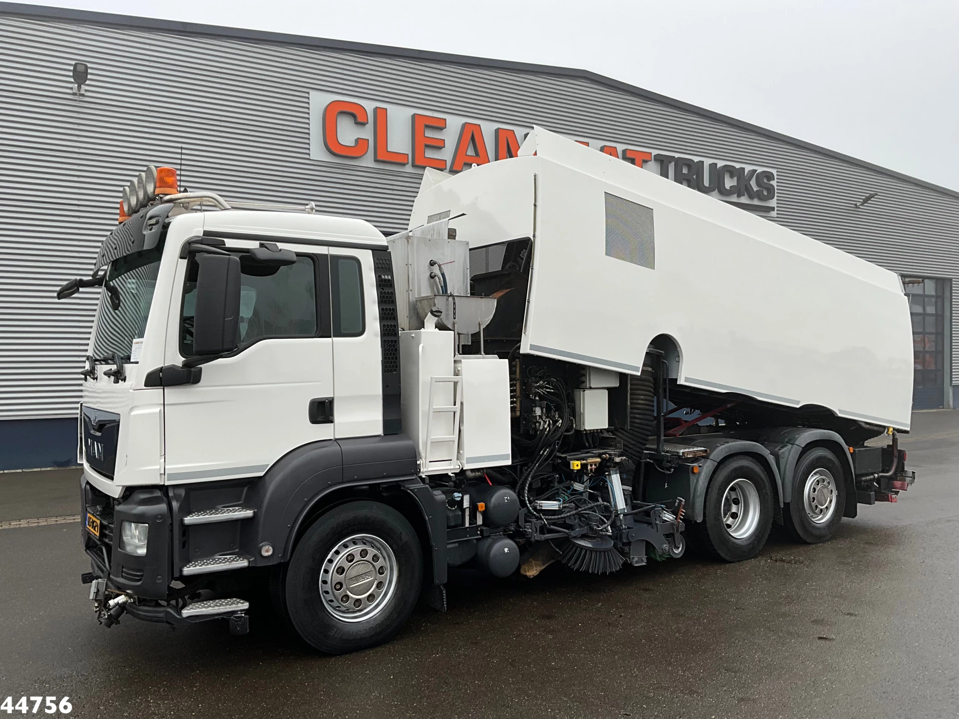 MAN TGS 2016 - 26.440 Euro 6 Beam S14000 Wegdekreiniger afbeelding 1