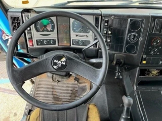 MAN 41.464 F2000 1999 - 8X4 FULL STEEL KIPPER (EURO 2 / ZF16 MANUAL GEARBOX / ZF-INTARDER / FULL STEEL SUSPENSION / REDUCTION AXLES) obrazek 7