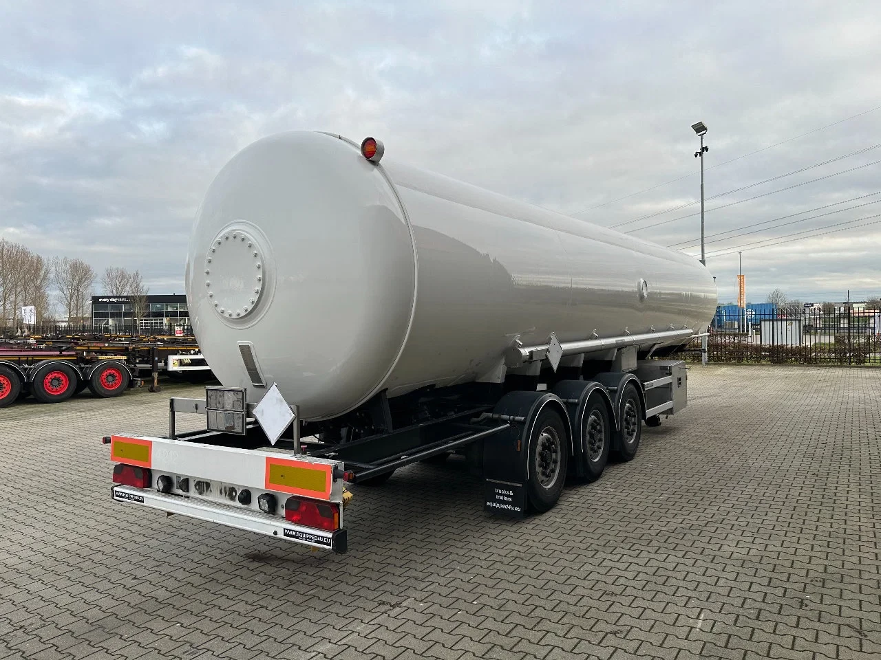 FLUID - LPG GAS TANKTRAILER / 50.100L / P28BH / Propane / Butan / ADR / DP: 02/31 image 3