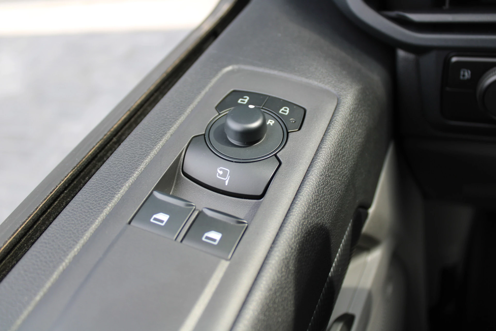 Ford Transit Custom 2025 - 320 2.5 PHEV L2H1 Trend 232pk - 5 jaar GARANTIE - 2x Schuifdeur - Adaptive Cruise - Blind Spot - Navigatie - Camera - Verwarmd Stuur - Rijklaar image 13