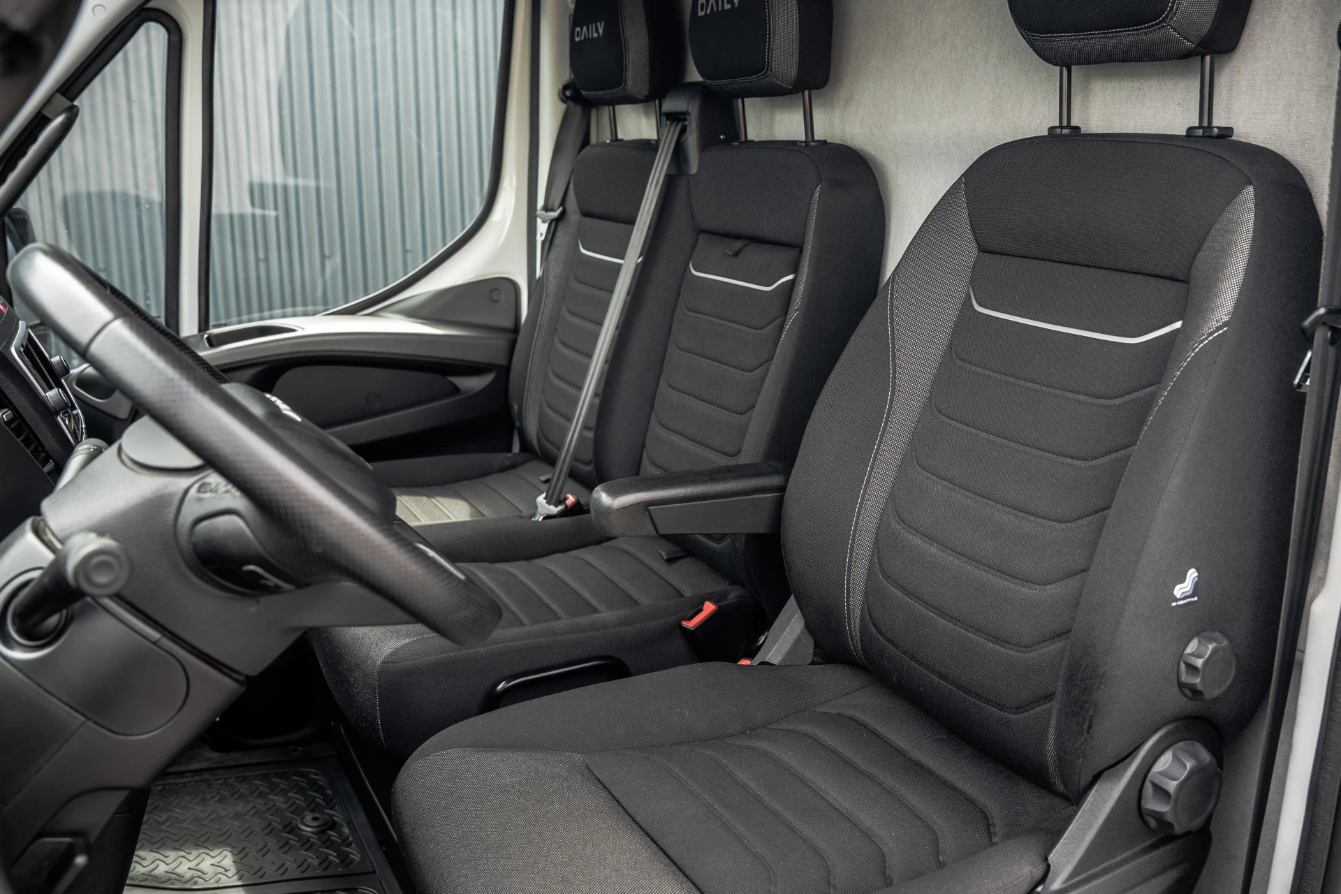 Iveco Daily 2022 - 35S18 175 PK 3.0 Liter! | Automaat | 3.500 KG trekgewicht | Camera | Cruise | Airco | Trekhaak | 3-Zits afbeelding 12