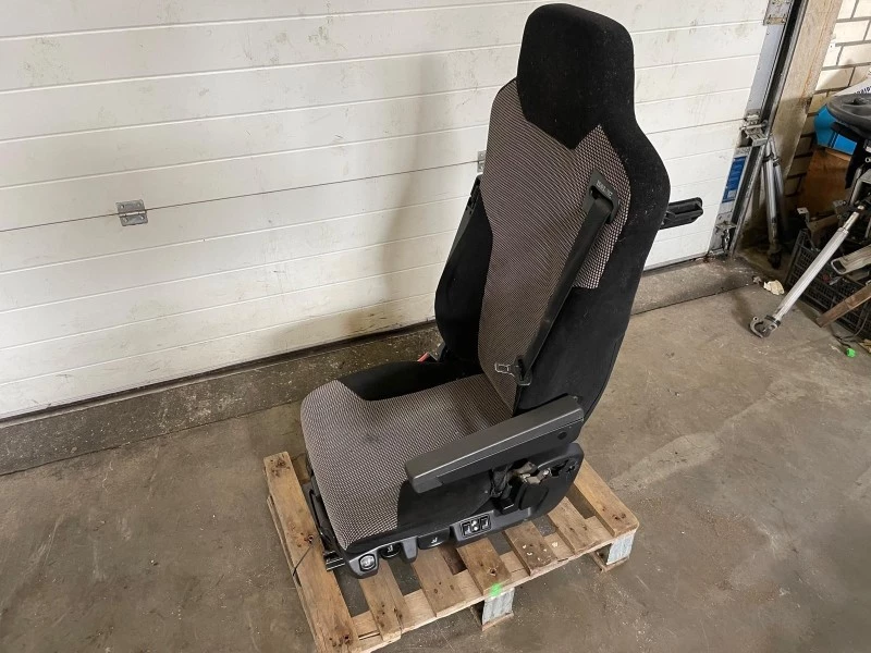 MAN - 81.62307-6531 CHAUFFEURSSTOEL ISRI afbeelding 1