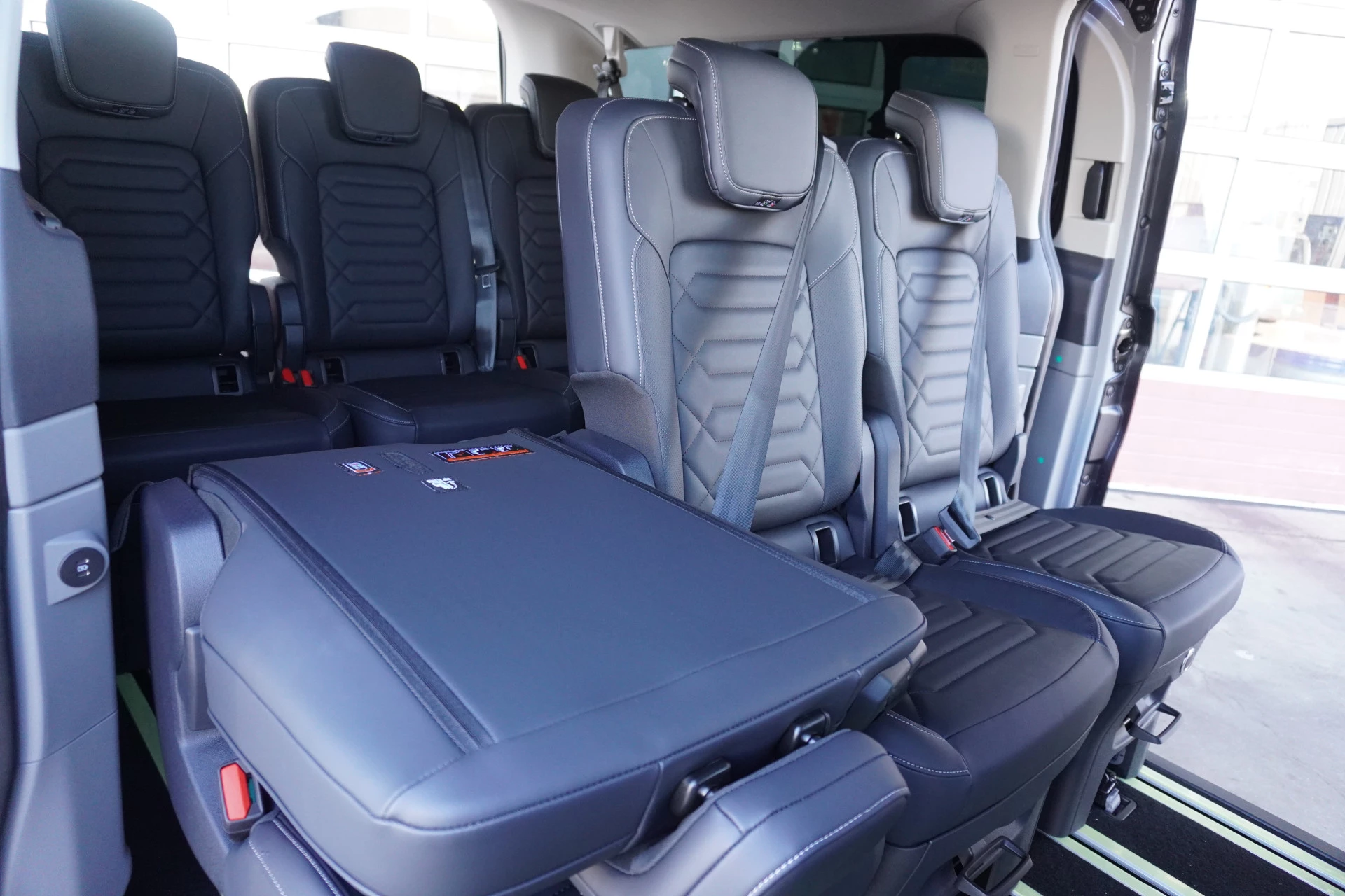Ford Transit Custom 2026 - 340L 2.5 PHEV 233PK L2H1 Titanium X 8 Persoons PHEV Automaat obrázek 17