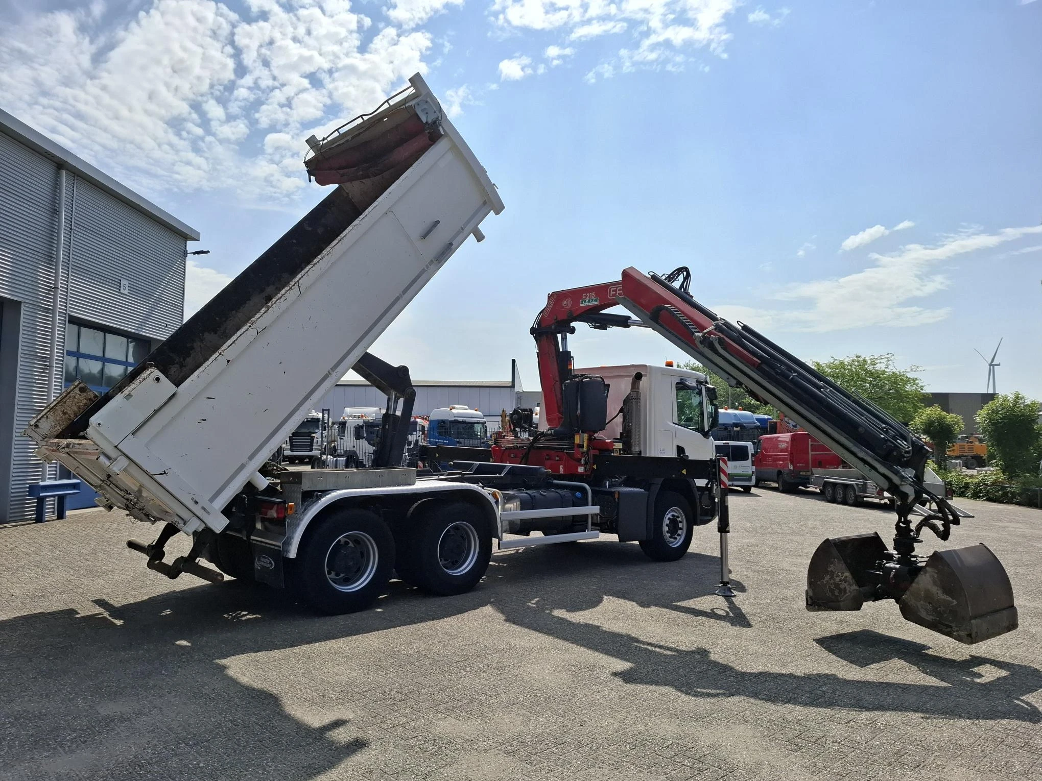 Scania P - NGS XT P410 / 6X4 / RETARDER / ONLY:192584 KM / BIG AXLE / FASSI F215A / REMOTE / ROTATOR / 2SIDE TIPPER / FULL-STEEL / DRUM BRAKES / TUV:01-03-2027 / EURO-6 / 2018 afbeelding 31