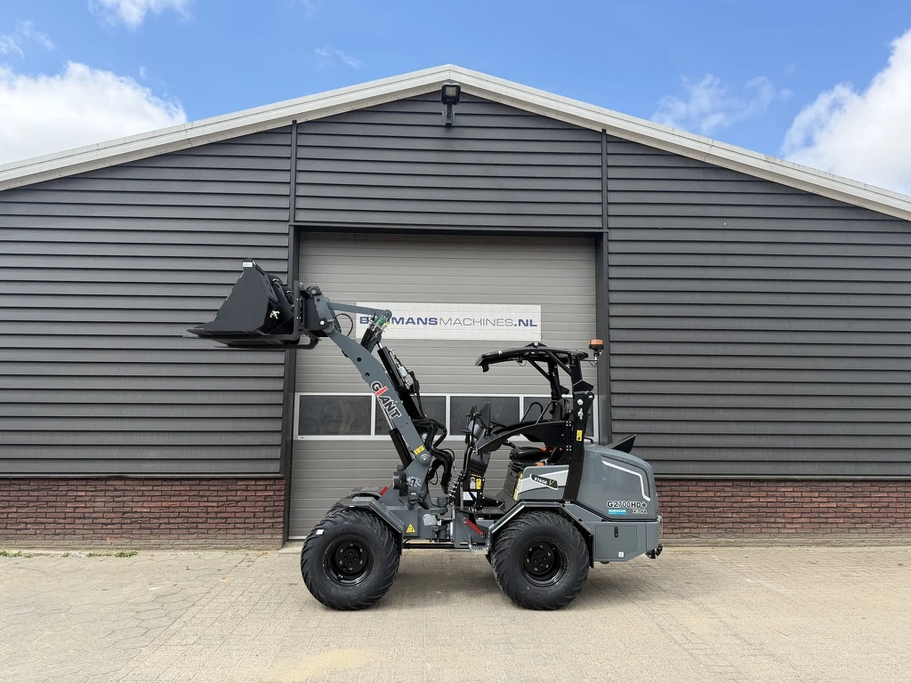 Giant G2700 X-TRA HD+ special color GREY minishovel NIEUW €785 LEASE 2026 afbeelding 1