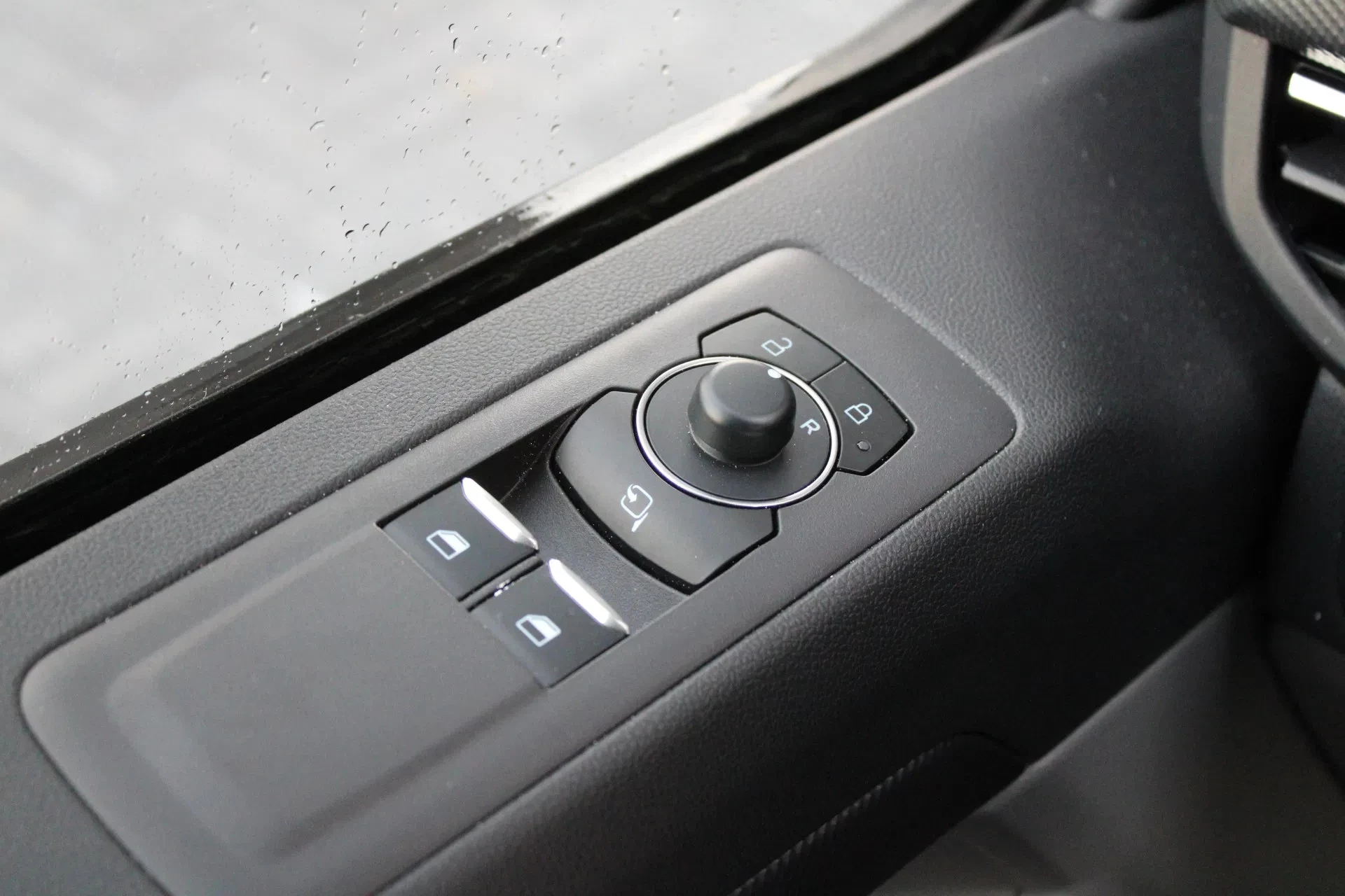 Ford Transit Custom 2025 - 320L 2.5 PHEV 233PK L2H1 Limited 8 Persoons PHEV Automaat imagen 24