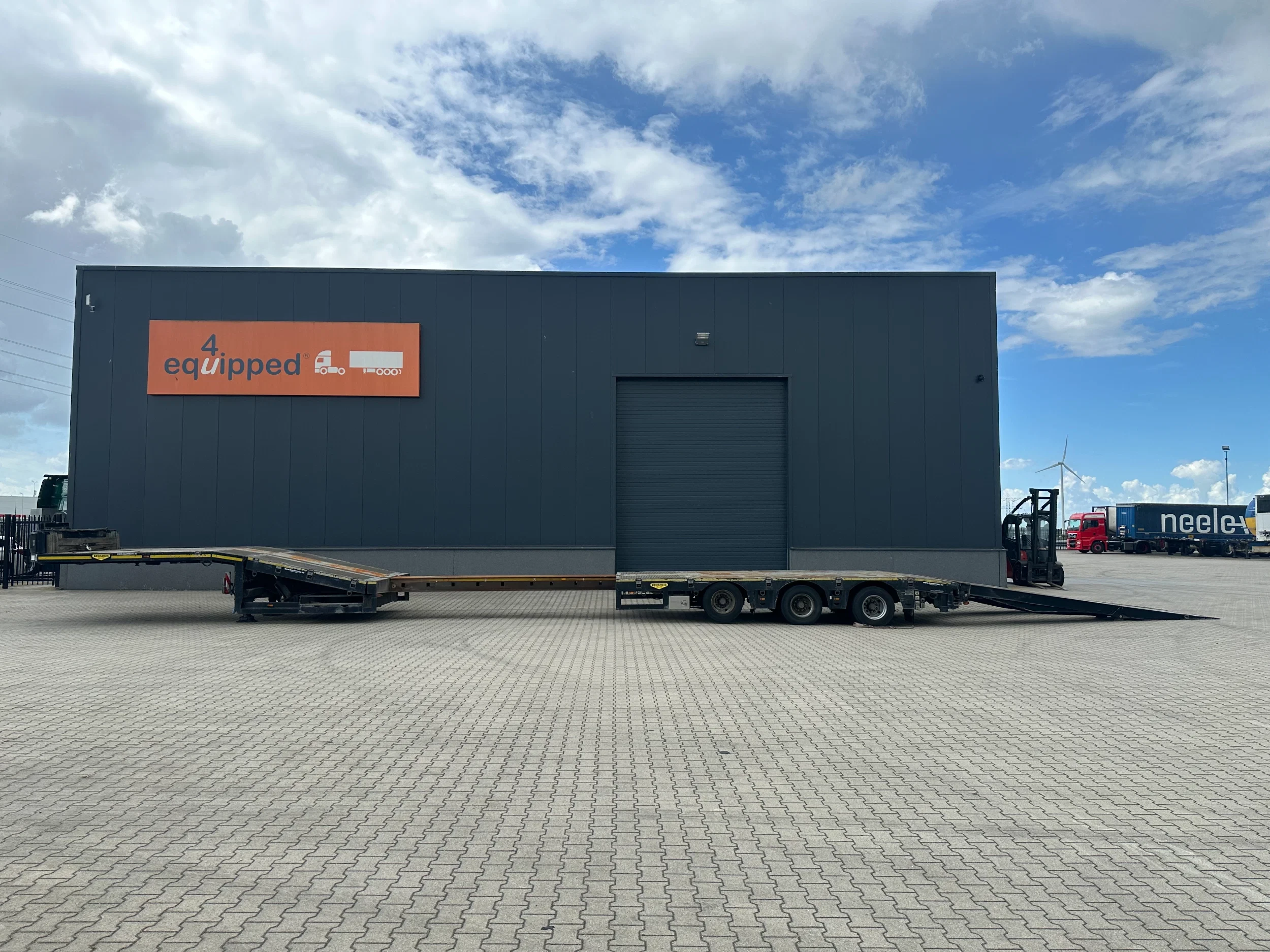 Broshuis 2017 - 3ABSD Lowloader 3-axle / GVW: 59.000kg / Neck: 23.000kg / hydraulic steering + ramps + loading table / 4.60m extendable / winch / liftaxle afbeelding 4